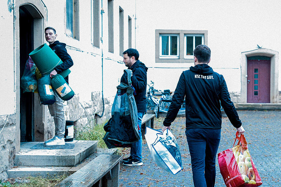 Sachspenden auf dem Weg ins Lernfreundehaus