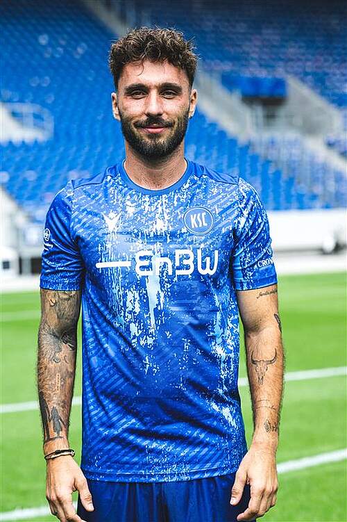 Fabian Schleusener im neuen Trikot der KSC-Fußballschule