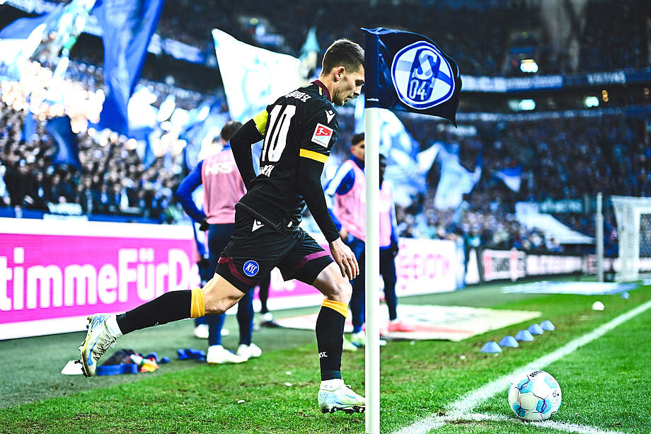 Wanitzek beim Eckball auf Schalke