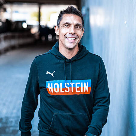Marcel Rapp in einem Holstein-Pullover.