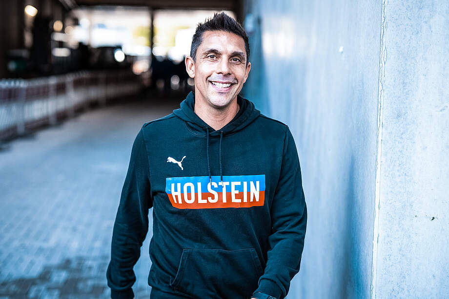 Marcel Rapp in einem Holstein-Pullover.