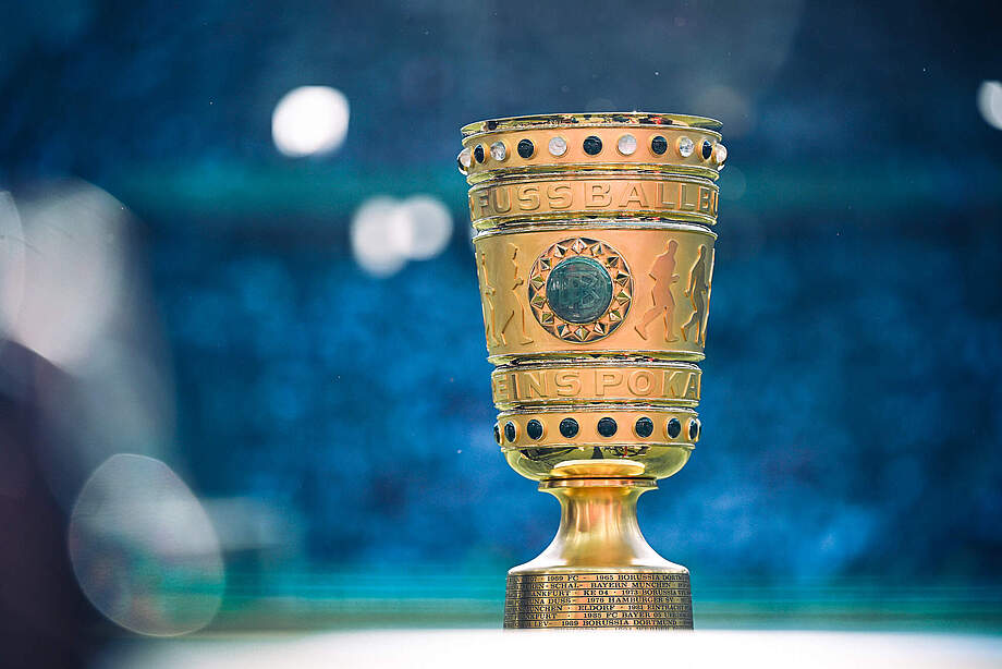 Die begehrte Pokal-Trophäe steht im Stadion.