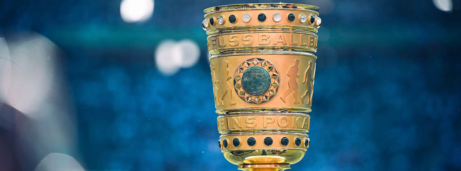 Die begehrte Pokal-Trophäe steht im Stadion.