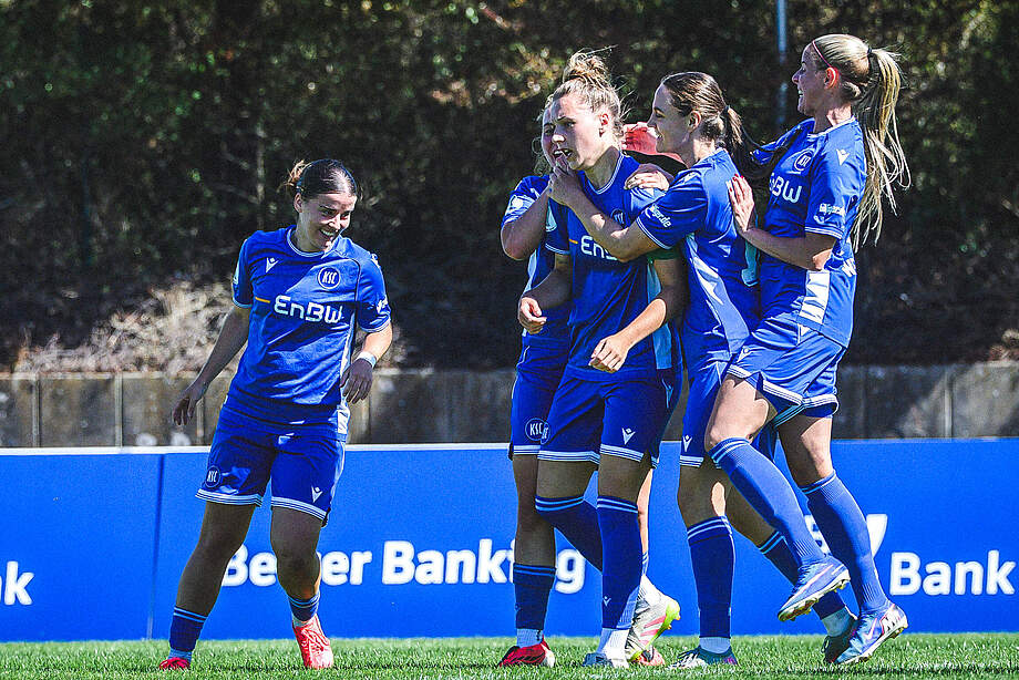 KSC-Frauen bejubeln Tor
