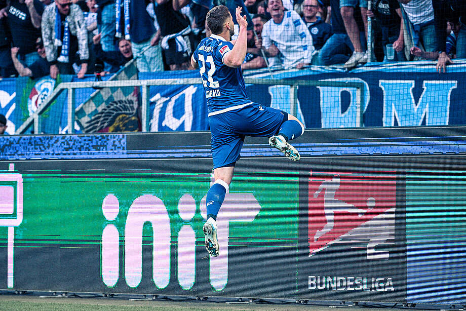 Kobald jubelt über Treffer