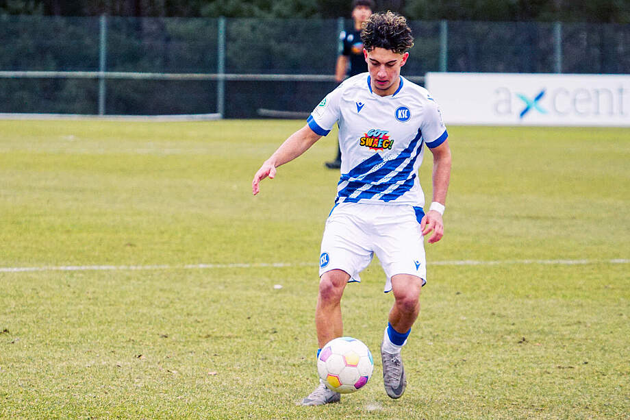 Mete Torun im Sprint mit Ball