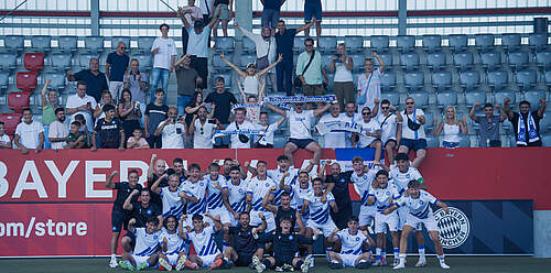 U19-Siegerfoto vor den Fans und Familien