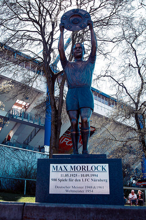 Max Morlock-Statue vor dem Stadion