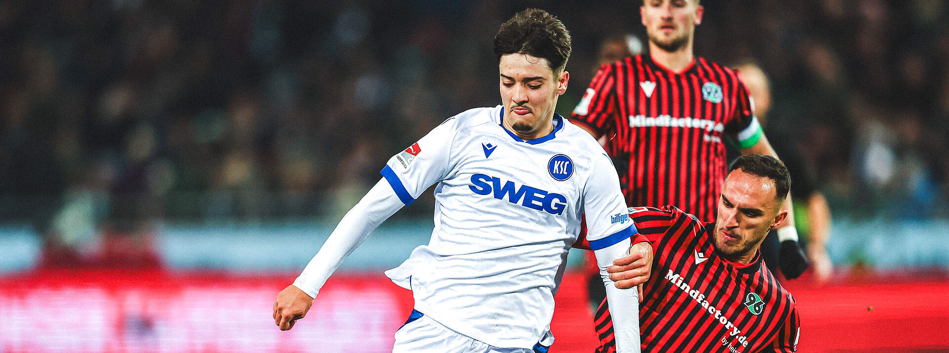 Pinto Pedrosa im Zweikampf mit Hannovers Ghita