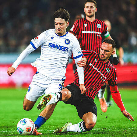 Pinto Pedrosa im Zweikampf mit Hannovers Ghita