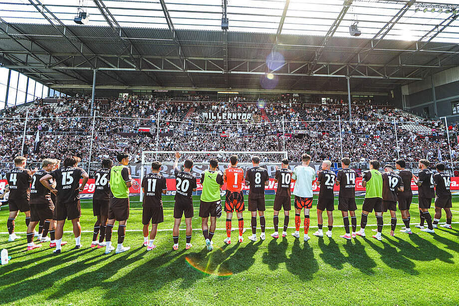 Mannschaft von St. Pauli nach dem Spiel vor ihren Fans