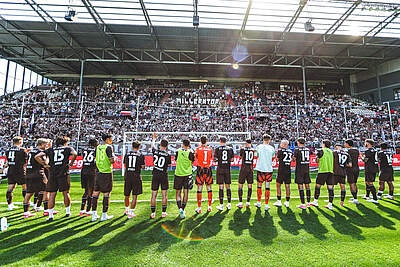 Mannschaft von St. Pauli nach dem Spiel vor ihren Fans