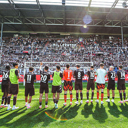 Mannschaft von St. Pauli nach dem Spiel vor ihren Fans