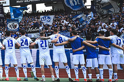 Mannschaft vor dem Gästeblock in Nürnberg
