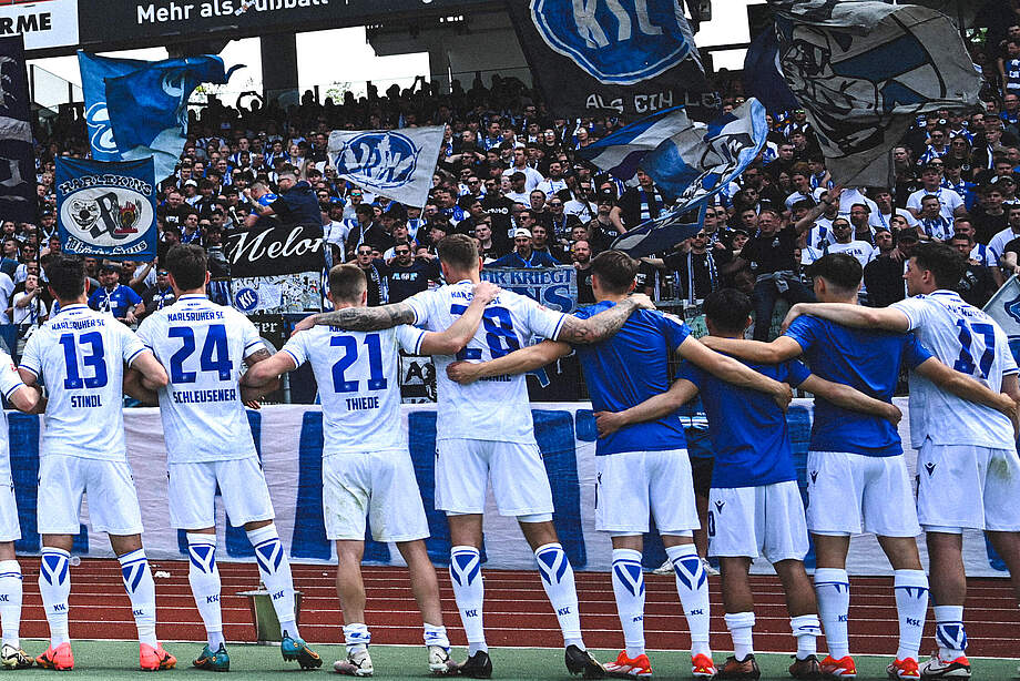 Mannschaft vor dem Gästeblock in Nürnberg