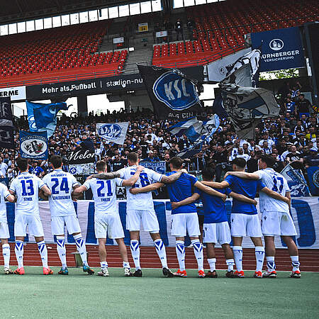 Mannschaft vor dem Gästeblock in Nürnberg