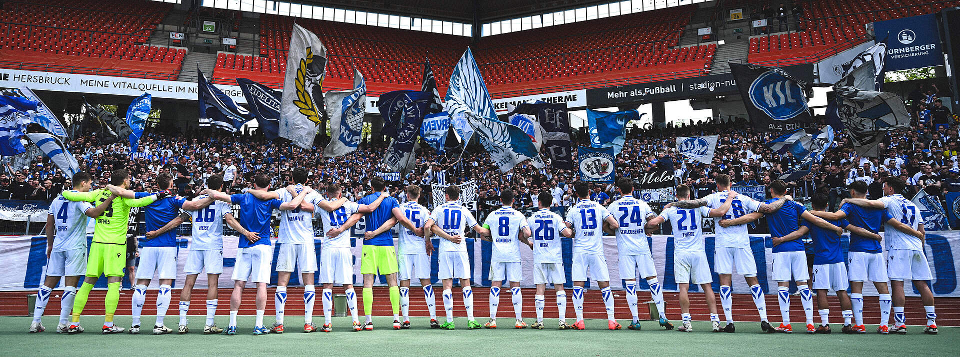 Mannschaft vor dem Gästeblock in Nürnberg
