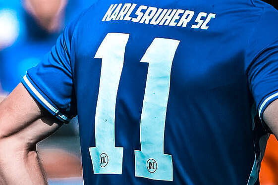 KSC-Heimtrikot mit der Nummer 11.