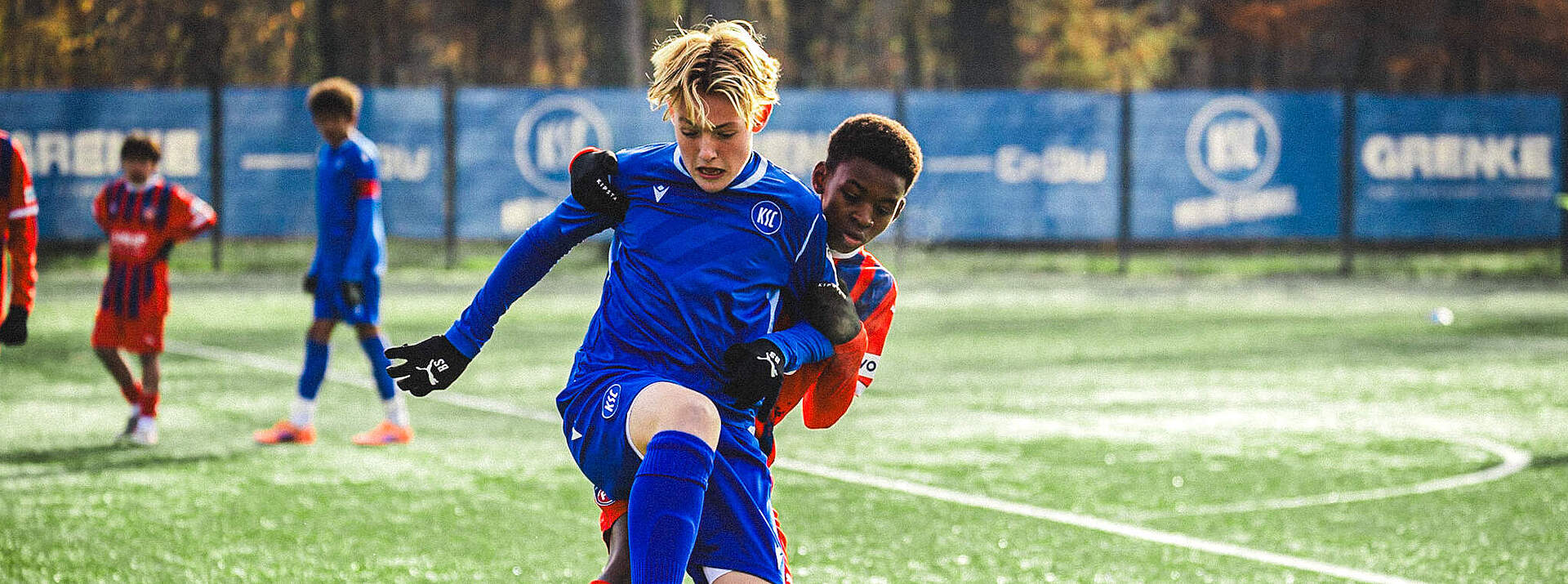 U14-Spieler kämpft um den Ball