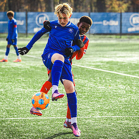 U14-Spieler kämpft um den Ball