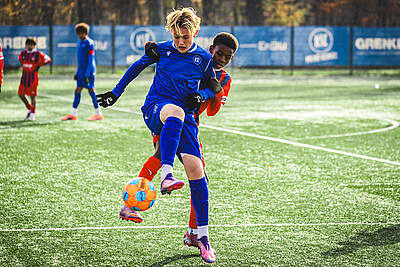 U14-Spieler kämpft um den Ball