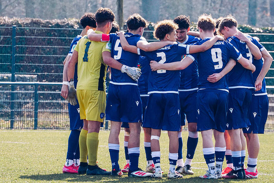 U17 im Spielerkreis