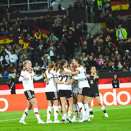 Die deutsche Frauen-Nationalmannschaft bejubelt einen Treffer.
