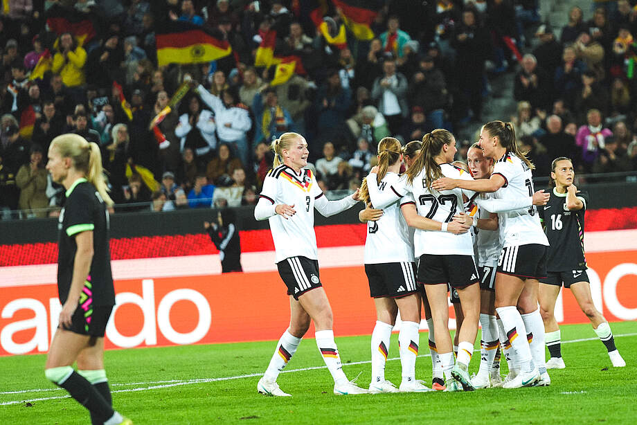 Die deutsche Frauen-Nationalmannschaft bejubelt einen Treffer.