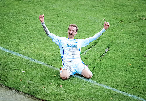 Dominic Peitz jubelt auf den Knien.