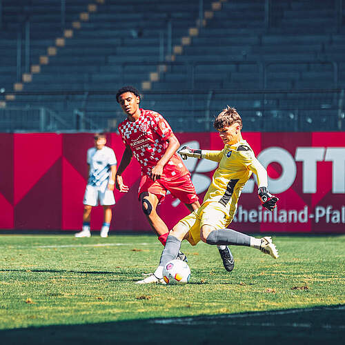 U19 Schlussmann Jannis Bärtl am Ball.