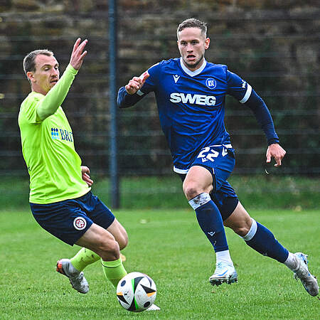Kobald im Zweikampf mit einem Wehen-Spieler