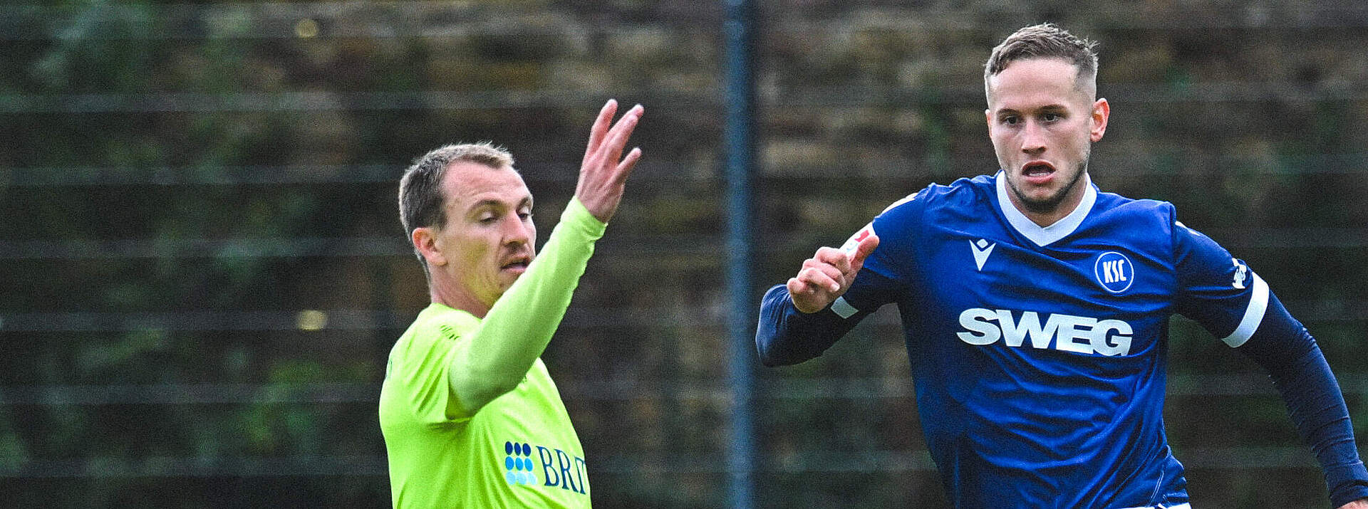 Kobald im Zweikampf mit einem Wehen-Spieler