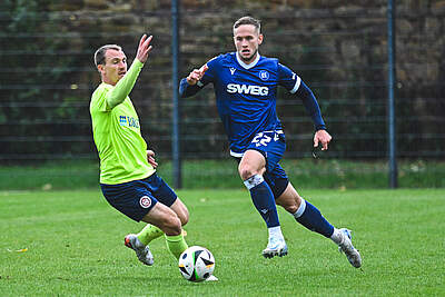 Kobald im Zweikampf mit einem Wehen-Spieler