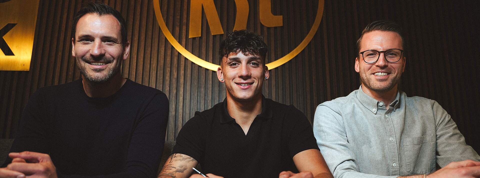 Geschäftsführer Sport Mario Eggimann, Neuzugang Jason Ponente Ramirez und Direktor Profifußball Timon Pauls (v. l. n. r.).