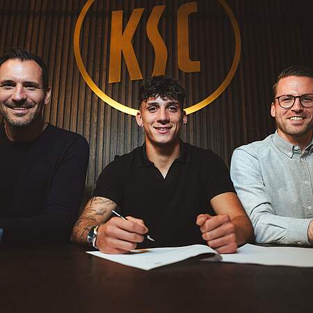 Geschäftsführer Sport Mario Eggimann, Neuzugang Jason Ponente Ramirez und Direktor Profifußball Timon Pauls (v. l. n. r.).