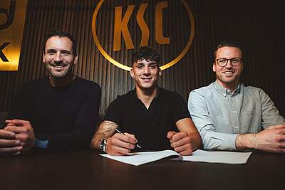 Geschäftsführer Sport Mario Eggimann, Neuzugang Jason Ponente Ramirez und Direktor Profifußball Timon Pauls (v. l. n. r.).