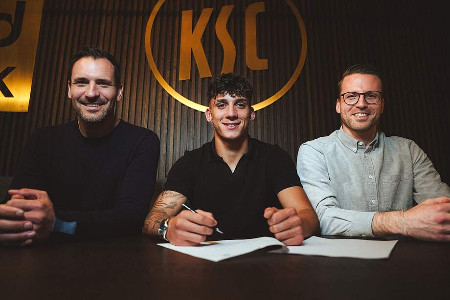Geschäftsführer Sport Mario Eggimann, Neuzugang Jason Ponente Ramirez und Direktor Profifußball Timon Pauls (v. l. n. r.).