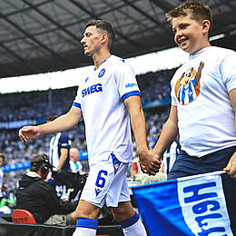 KSC-Spieler laufen im Olympiastadion ein.