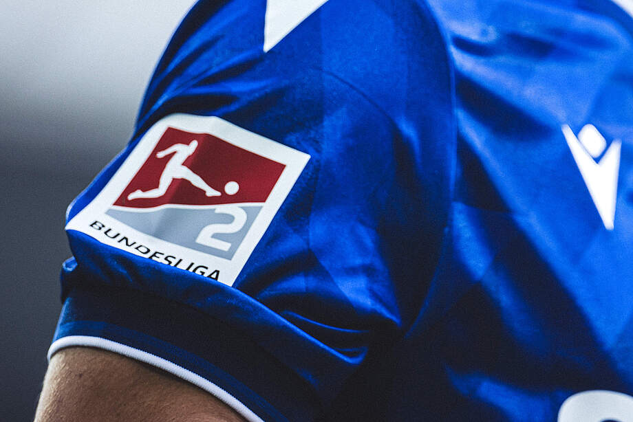 Ärmel eines KSC-Trikots mit dem Logo der 2. Bundesliga