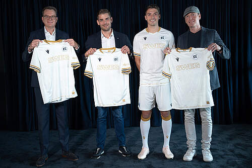 Die Geschäftsführer der SWEG, billiger.de und des KSC zusammen mit Nicolai Rapp bei der Präsentation des neuen Trikots