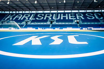 Das KSC-Logo im BBBank Wildpark.