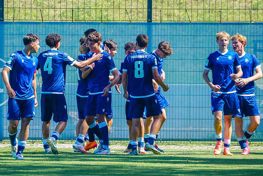 U17-Spieler bejubeln den 4:2-Endstandstreffer