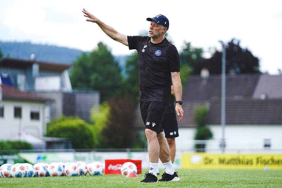 U23-Cheftrainer Dietmar Blicker auf dem Rasen beim Trainingslager 2025