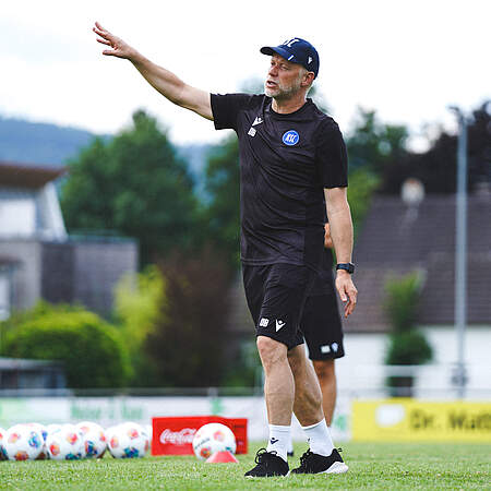 U23-Cheftrainer Dietmar Blicker auf dem Rasen beim Trainingslager 2025