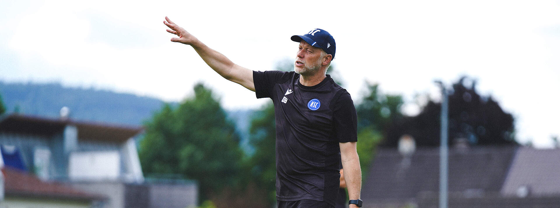 U23-Cheftrainer Dietmar Blicker auf dem Rasen beim Trainingslager 2025