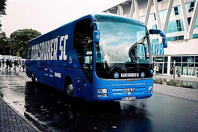 Der KSC-Mannschaftsbus.