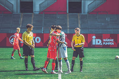 U19 Kapitän Mateo Kritzer umarmt den Kapitän der Hessen vor dem Spiel.