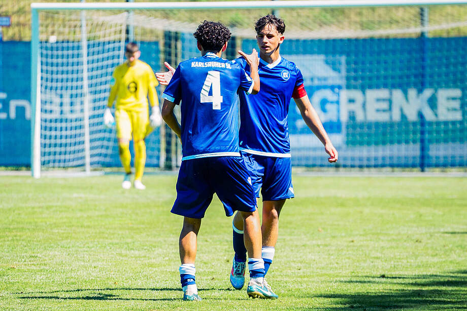 U17 Spieler bejubeln den Sieg