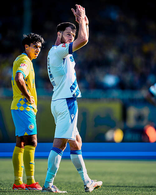 Budu Zivzivadze applaudiert den Fans