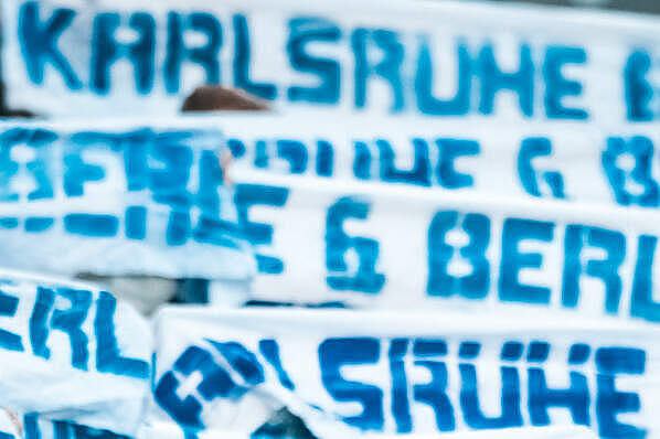 Banner mit der Aufschrift "Karlsruhe & Berlin"